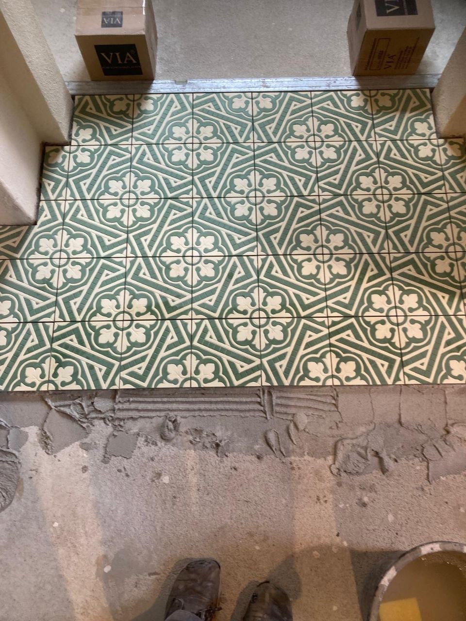 Handgefertigte Betonfliesen im Entstehungsprozess